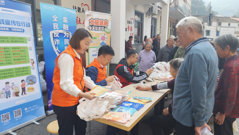 1729655087979712eoQQ.jpg 大地期貨聯(lián)合中韓人壽走進愛心食堂.jpg